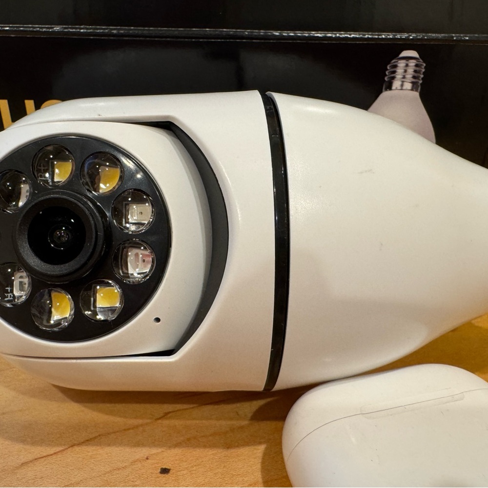 Smart LED Light Bulb with Camera - Picture 6 of 6